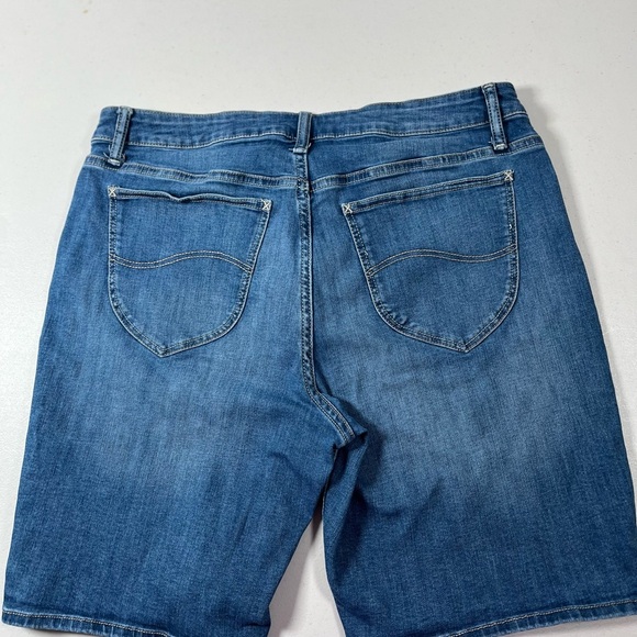 Lee Ryder Women’s Classic midrise Blue Jean Shorts, size 16M - Picture 9 of 13